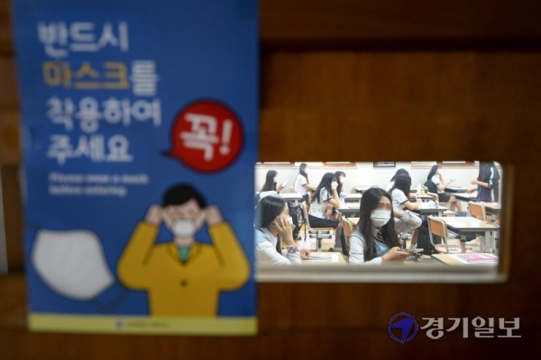 고1·중2·초3∼4학년을 대상으로 한 3차 등교 수업일인 3일 오전 코로나19의 전염확산으로 입학식을 생략한 채 첫 등교한 인천시 서구 청라동의 한 고등학교 1학년 여학생들이수업시간을 기다리고 있다. 장용준기자
