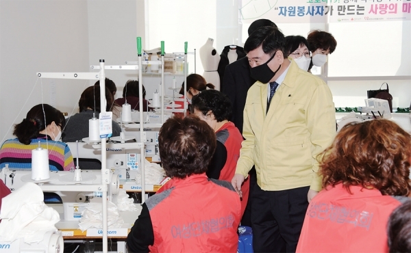최용덕 동두천시장이 면 마스크를 제작하고 있는 동두천시자원봉사단체 회원을격려하고 있다.
