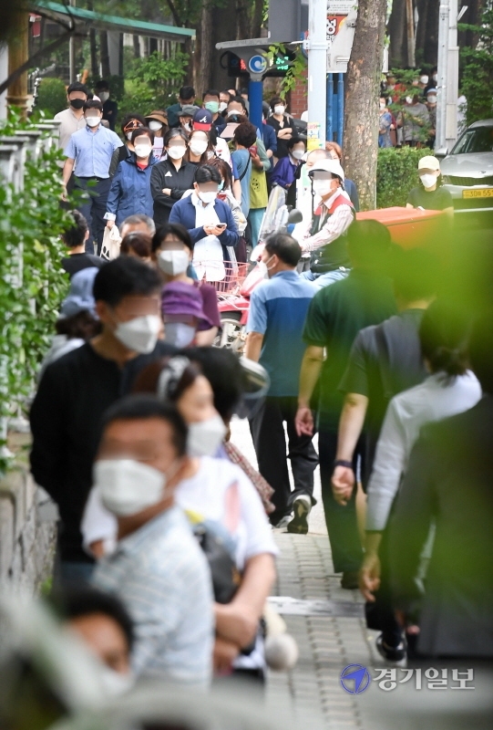 인천시 부평구 부개3동 행정복지센터에서 코로나19 확진자가 발생한 가운데 3일 오전 행정복지센터를 방문했던 시민들이  부개동 새울공원의 임시선별진료소에서 검체검사를 받기위해 길게 줄을 서 있다. 장용준기자