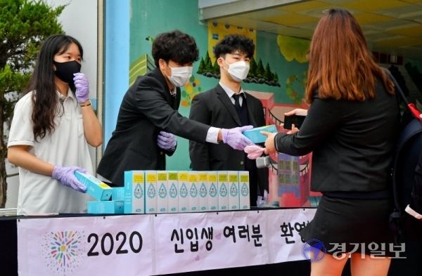 3차 등교 개학일인 3일 오전 용인시 수지구 죽전고등학교에서 1학년 학생들이 교사들의 환영속에 레드카펫을 따라 등교하고 있다. 죽전고는 이날 첫 등교하는 1학년생들을 위해 레드카펫과 텀블러 선물, 교내 음악동아리 연주회 등 다양한 이벤트를 마련했다.윤원규기자