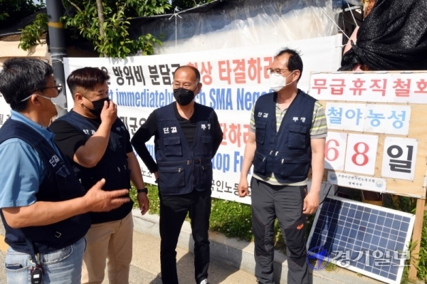 평택 캠프 험프리스 앞에서 무급휴직 철회를 요구하며 68일째 철야농성을 벌여온 주한미군 한국인 근로자들이 3일 한미간의 한국인 근로자 인건비 지급 합의 소식을 접한 후 기뻐하고 있다. 한 근로자는 “주한미군으로부터 오는 15일 업무에 복귀하라는 통보를 받았다”고 밝혔다.김시범기자