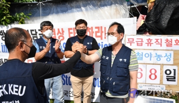 평택 캠프 험프리스 앞에서 무급휴직 철회를 요구하며 68일째 철야농성을 벌여온 주한미군 한국인 근로자들이 3일 한미간의 한국인 근로자 인건비 지급 합의 소식을 접한 후 기뻐하고 있다. 한 근로자는 “주한미군으로부터 오는 15일 업무에 복귀하라는 통보를 받았다”고 밝혔다.김시범기자
