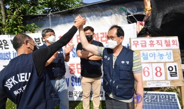 평택 캠프 험프리스 앞에서 무급휴직 철회를 요구하며 68일째 철야농성을 벌여온 주한미군 한국인 근로자들이 3일 한미간의 한국인 근로자 인건비 지급 합의 소식을 접한 후 기뻐하고 있다. 한 근로자는 “주한미군으로부터 오는 15일 업무에 복귀하라는 통보를 받았다”고 밝혔다.김시범기자