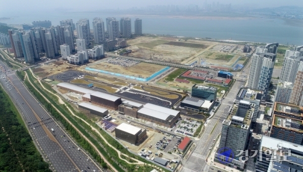 3일 경제자유구역으로 지정된 시흥 배곧지구에서 서울대 시흥스마트캠퍼스 등 건설공사가 한창이다. 이곳에는 1조 6,681억 원이 투입돼 오는 2027년까지 육·해·공 무인이동체 연구단지와 국제적 교육·의료 복합단지 등이 조성될 계획이다. 김시범기자