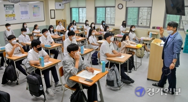 3차 등교개학일인 3일 오전 용인시 수지구 죽전고등학교에서 1학년 학생들이 교실에서 교장선생님의 인사말을 듣고 있다. 이 학교는 등교하는 학생들을 위해 입장로에 레드카펫과 텀블러선물, 학교 음악동아리의 연주회를 준비했다.윤원규기자