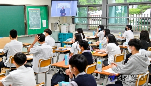 3차 등교개학일인 3일 오전 용인시 수지구 죽전고등학교에서 1학년 학생들이 교실에서 교장선생님의 인사말을 듣고 있다. 이 학교는 등교하는 학생들을 위해 입장로에 레드카펫과 텀블러선물, 학교 음악동아리의 연주회를 준비했다.윤원규기자