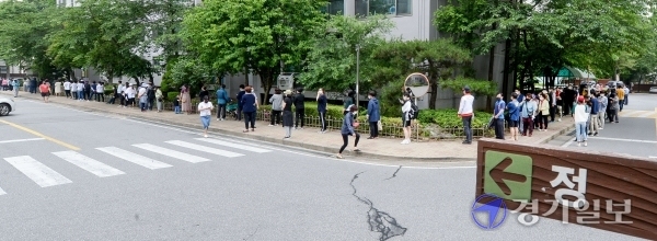 인천시 부평구 부개3동 행정복지센터에서 코로나19 확진자가 발생한 가운데 3일 오전 행정복지센터를 방문했던 시민들이  부개동 새울공원의 임시선별진료소에서 검체검사를 받기위해 인근 아파트 단지안 까지 길게 줄을 서 있다. 장용준기자