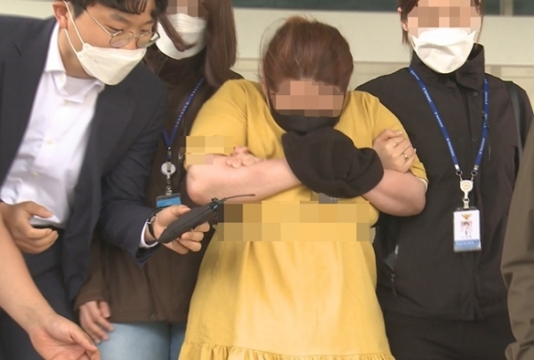 의붓아들을 여행용 가방에 가둬 심정지 상태에 이르게 한 의붓어머니가 지난 3일 영장 실질심사를 위해 대전지방법원 천안지원으로 들어서고 있다. 연합뉴스