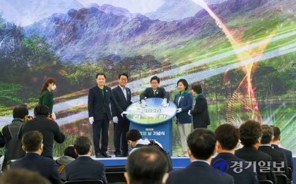제25회 환경의 날을 하루 앞둔 4일 오전 인천시 서구 국립생물자원관 잔디광장에서 열린 기념식에서 김용섭 효성TNC 대표이사와 김교흥 더불어민주당 국회의원, 조명래 환경부장관, 이수진 더불어민주당 국회의원,  한영수 국가기후환경회의 부위원장이(왼쪽부터) '녹색전환 새로운 미래를 열다' 라는 주제로 퍼포먼스를 하고 있다. 장용준기자