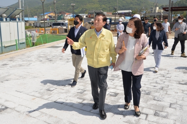 유천호군수가 공사현장을 점검하고 있다.