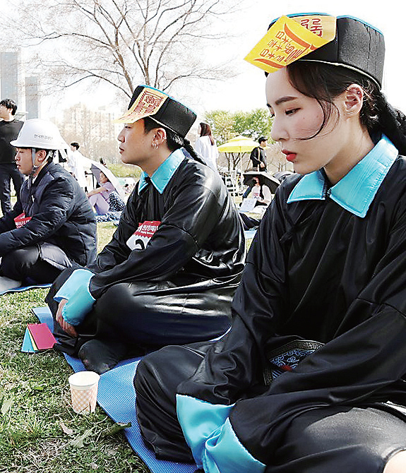 ▲ 지난해 서울 잠원한강공원에서 열린 한강 멍 때리기 대회에서 참가자들이 멍 때리고 있다.  연합뉴스