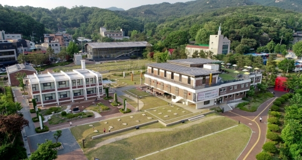 안양시 만안구 석수동에 위치하고 있는 안양 박물관은 2004년 9월 평촌아트홀에 ‘안양역사관’으로 개관, 이후 2015년‘안양박물관’으로 명칭을 변경하고, 2017년 9월 안양예술공원 내 새롭게 개관했다. 사진은 안양박물관 전경.