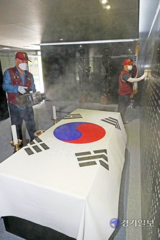 제65회 현충일을 이틀 앞둔 4일 오전 수원시 팔달구 수원현충탑에서 보건소 관계자들이 방역작업을 하고 있다. 코로나19 여파로 도내 각 지자체들은 현충일 행사를 취소하거나 최소 인원만 참여한 채 진행할 예정이다. 윤원규기자