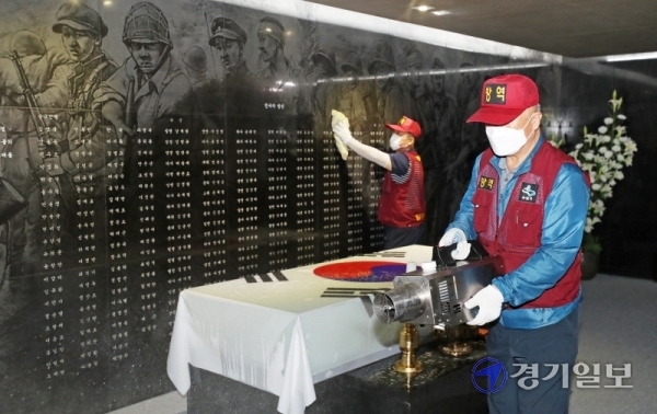 제65회 현충일을 이틀 앞둔 4일 오전 수원시 팔달구 수원현충탑에서 보건소 관계자들이 방역작업을 하고 있다. 코로나19 여파로 도내 각 지자체들은 현충일 행사를 취소하거나 최소 인원만 참여한 채 진행할 예정이다. 윤원규기자