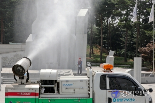 제65회 현충일을 이틀 앞둔 4일 오전 수원시 팔달구 수원현충탑에서 보건소 관계자들이 방역작업을 하고 있다. 코로나19 여파로 도내 각 지자체들은 현충일 행사를 취소하거나 최소 인원만 참여한 채 진행할 예정이다. 윤원규기자