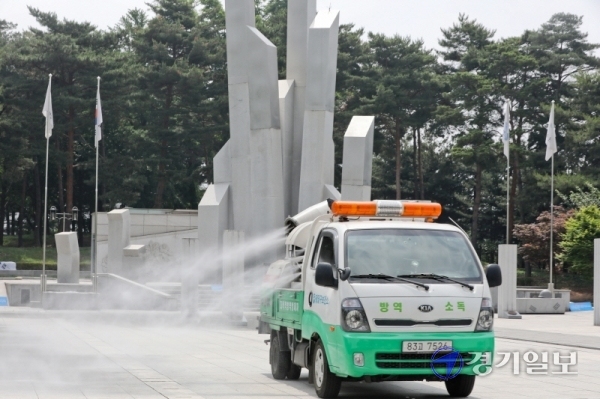 제65회 현충일을 이틀 앞둔 4일 오전 수원시 팔달구 수원현충탑에서 보건소 관계자들이 방역작업을 하고 있다. 코로나19 여파로 도내 각 지자체들은 현충일 행사를 취소하거나 최소 인원만 참여한 채 진행할 예정이다. 윤원규기자