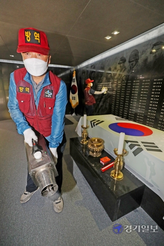제65회 현충일을 이틀 앞둔 4일 오전 수원시 팔달구 수원현충탑에서 보건소 관계자들이 방역작업을 하고 있다. 코로나19 여파로 도내 각 지자체들은 현충일 행사를 취소하거나 최소 인원만 참여한 채 진행할 예정이다. 윤원규기자