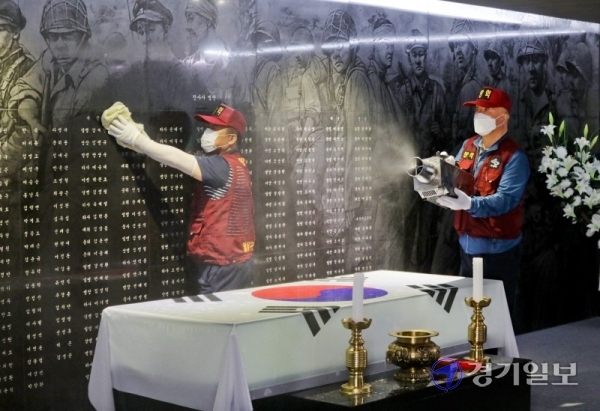 제65회 현충일을 이틀 앞둔 4일 오전 수원시 팔달구 수원현충탑에서 보건소 관계자들이 방역작업을 하고 있다. 코로나19 여파로 도내 각 지자체들은 현충일 행사를 취소하거나 최소 인원만 참여한 채 진행할 예정이다. 윤원규기자