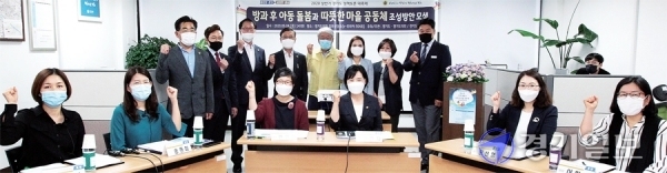 4일 경기도의회 김포상담소에서 열린 ‘2020년 상반기 경기도 정책토론 대축제’에서 정하영 김포시장‚ 신명순 시의회 의장‚ 서남권 경기도 소통협치국장‚ 정경동 시 교육장 등이 기념촬영을 하고 있다. 이번 토론회는 ‘방과 후 아동 돌봄과 따뜻한 마을공동체 조성방안 모색’이란 주제로 진행됐다. 조주현기자