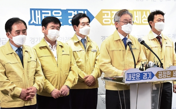 이재명 경기도지사와 도 시장군수협의회 회장단이 4일 오후 경기도청 브리핑룸에서 코로나19 관련 취약노동자 및 행정명령대상 영세사업자 지원 방안에 대해 발표하고 있다. (왼쪽부터) 박윤국포천시장‚ 최용덕 동두천시장‚ 안병용 시장군수협의회장(의정부시장)‚ 이 지사‚ 김종천 과천시장.경기사진공동취재단