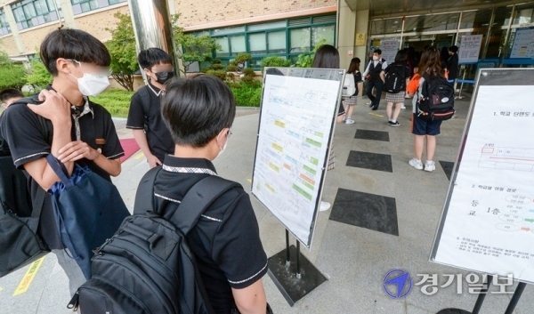 초등학교 5~6학년과 중학교 1학년 학생을 대상으로 한 4차 등교 수업이 시작된 8일 오전 인천시 서구 청라중학교 1학년 학생들이 현관 앞에서 교실 배치도를 살펴보고 있다. 장용준기자