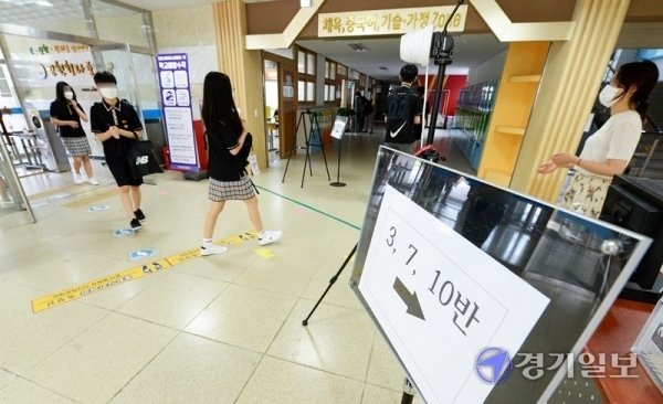 초등학교 5~6학년과 중학교 1학년 학생을 대상으로 한 4차 등교 수업이 시작된 8일 오전 인천시 서구 청라중학교 1학년 학생들이 발열검사를 받고 있다. 장용준기자