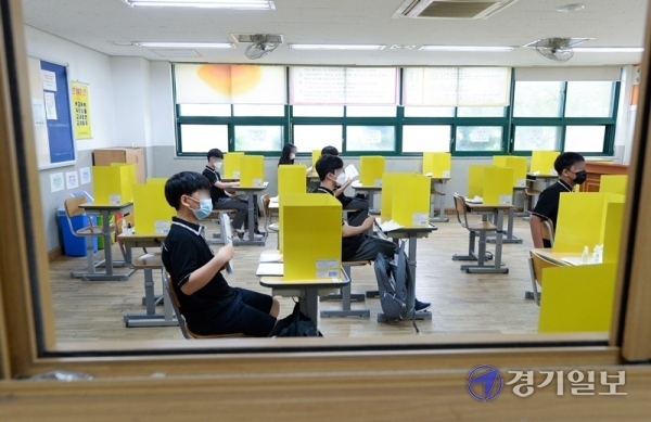 초등학교 5~6학년과 중학교 1학년 학생을 대상으로 한 4차 등교 수업이 시작된 8일 오전 인천시 서구 청라중학교 1학년 학생들이 교실에서 수업 시작을 기다리고 있다. 장용준기자