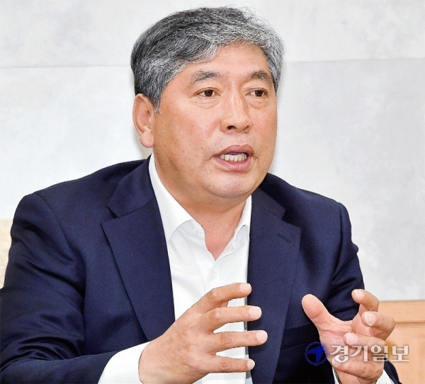 이달 말 임기가 마무리 되는 송한준 경기도의회 의장이 8일 오전 도의회 접견실에서 기자간담회를 통해 소회를 밝히고 있다. 윤원규기자