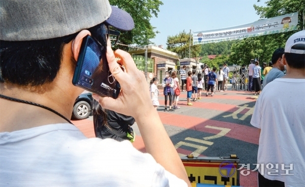9일 오전 코로나19 확진자가 나온 인천시 미추홀구의 한 초등학교 학부모가 교내로 검체 검사를 받으러 가는 자녀를 보며걱정스러운듯 통화를 하고 있다. 장용준기자