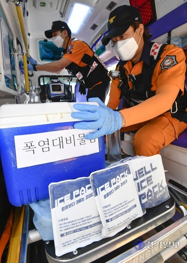 여름 평균기온이 평년보다 다소 높을 것으로 예상되는 가운데 10일 오후 수원남부소방서에서 구급대원들이 아이스팩, 얼음조끼 등 폭염장비를 구급차에 비치하며 출동 준비를 하고 있다. 도 소방재난본부는 구급차 252대와 구급대원 1,907명을 폭염구급대로 지정하는 등 폭염 대비 소방활동 종합대책을 추진한다. 조주현기자