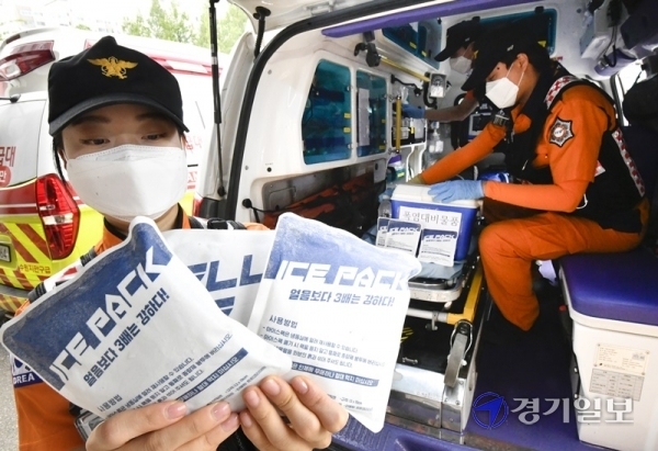 여름 평균기온이 평년보다 다소 높을 것으로 예상되는 가운데 10일 오후 수원남부소방서에서 구급대원들이 아이스팩, 얼음조끼 등 폭염장비를 구급차에 비치하며 출동 준비를 하고 있다. 도 소방재난본부는 구급차 252대와 구급대원 1,907명을 폭염구급대로 지정하는 등 폭염 대비 소방활동 종합대책을 추진한다. 조주현기자