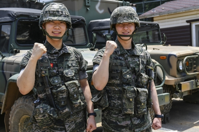 지난달 25일 지하철에서 여성의 신체를 불법 촬영하던 남성을 제압해 검거에 기여한 해병대 제2사단 백호여단 박주용 상병(20ㆍ사진 우측)과 김태진 일병(21).