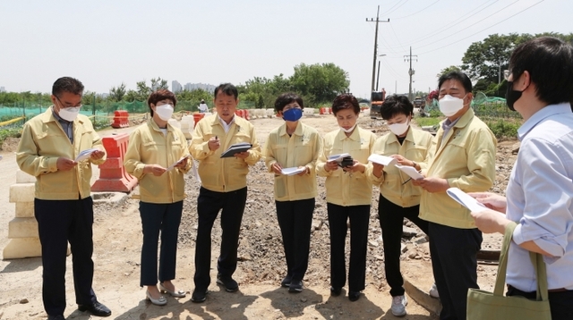 의왕시의회 김학기ㆍ윤미경 의원과 송광의 위원장, 윤미근 시 의장, 이랑이ㆍ전경숙ㆍ박형구 의원(왼쪽부터)이 지난 9일 왕송못서길 도로개설 공사현장을 점검하고 있다. 의왕시의회 제공