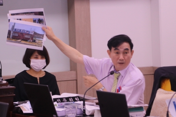 박현일 의원은 9일 관광과 행감에서 두물머리 입장료 징수로 세수증대와 지역경제 활성화를 동시에 도모하는 제안을 하고 있다.