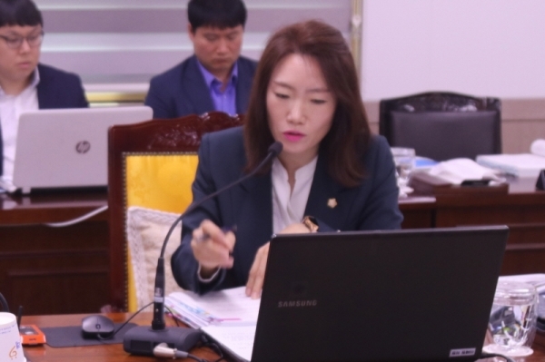 이혜원 의원이 10일 일자리 경제과 행감에서 일자리 창출 성과를 질문하고, 시간제 일자리 등 다양한 일자리를 개발해 주민들의 수요를 추옥시킬것을 주문했다.