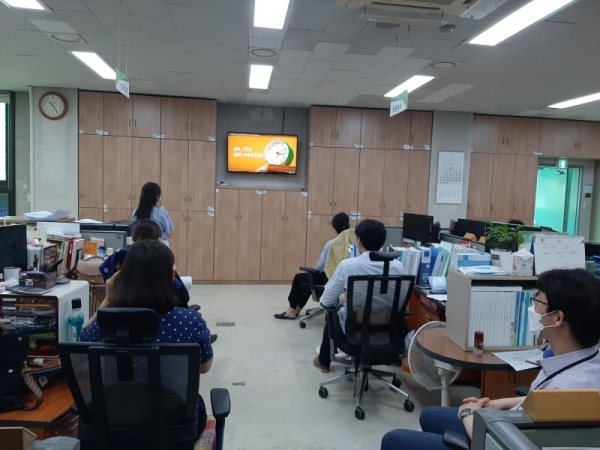 성남교육지원청 직원들이 최근 사무실에서 청렴 영상을 시청하고 있다. 사진=성남교육지원청 제공