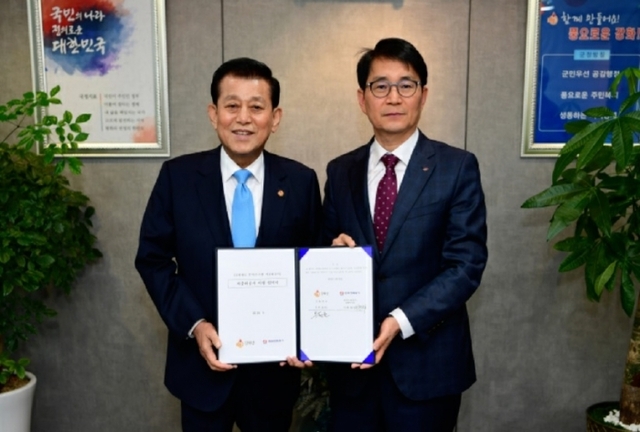 강화군수와 한전 강화지사장이 업무협약식 직후 기념촬영을 하고 있다.