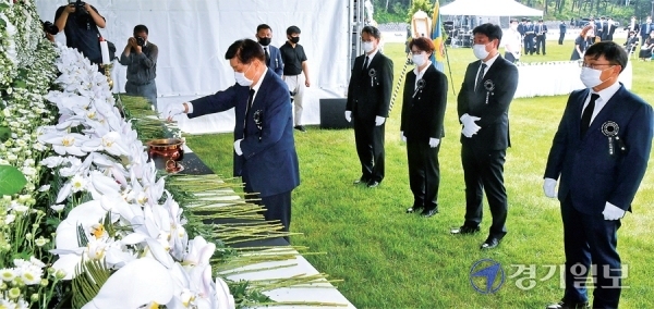 10일 오전 경기도청 운동장에서 거행된 고(故) 서형열 경기도의회 명예의장 영결식에서 신항철경기일보 대표이사 회장(왼쪽)을 비롯한 배상록 경인일보 사장‚ 최선욱 경기신문 사장‚ 최윤정 중부일보 사장‚ 정흥모 인천일보 경기본사 사장 등이 헌화 및분향을 하고 있다. 3선 도의원을 지낸 고인은 지난 8일 새벽 간암으로 별세했다. 윤원규기자