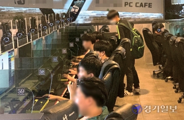 10일 오후 안산시 한 PC방에서 학업을 마친 중·고등학생들이 게임을 하고 있다. 코로나19 고위험시설에 대한 QR코드전자출입명부 시행 대상에서 PC방이 제외되면서 ‘방역 구멍’이 될 수 있다는 지적이 일고 있다. 조주현기자