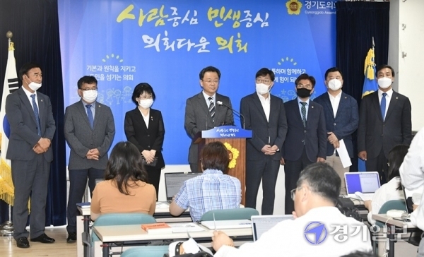 민경선 경기도의회 의원이 11일 오후 의회 브리핑룸에서 더불어민주당 후반기 대표의원 선거 출마 선언을 하고 있다. 조주현기자