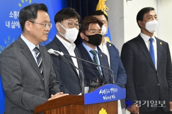 민경선 경기도의회 의원이 11일 오후 의회 브리핑룸에서 더불어민주당 후반기 대표의원 선거 출마 선언을 하고 있다. 조주현기자