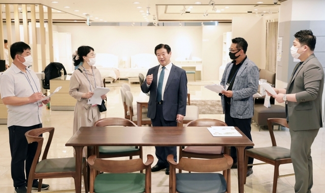 김경수 에몬스가구 회장이 지난 10일 인천 남동공단 본사에서 열린 2020 F/W 시즌 신제품 품평회에서 대리점주들에게 신상품을 설명하고 있다. 에몬스가구 제공