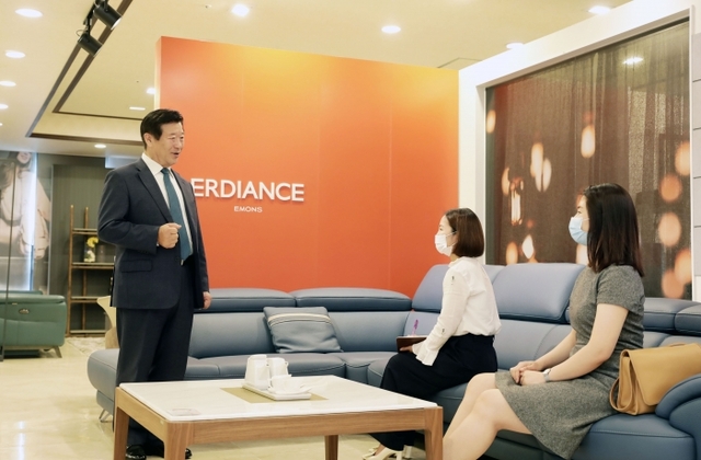 ▲ [사진4] 에몬스가구 김경수 회장이 직접 대리점주에게 제품을 설명하고 있다