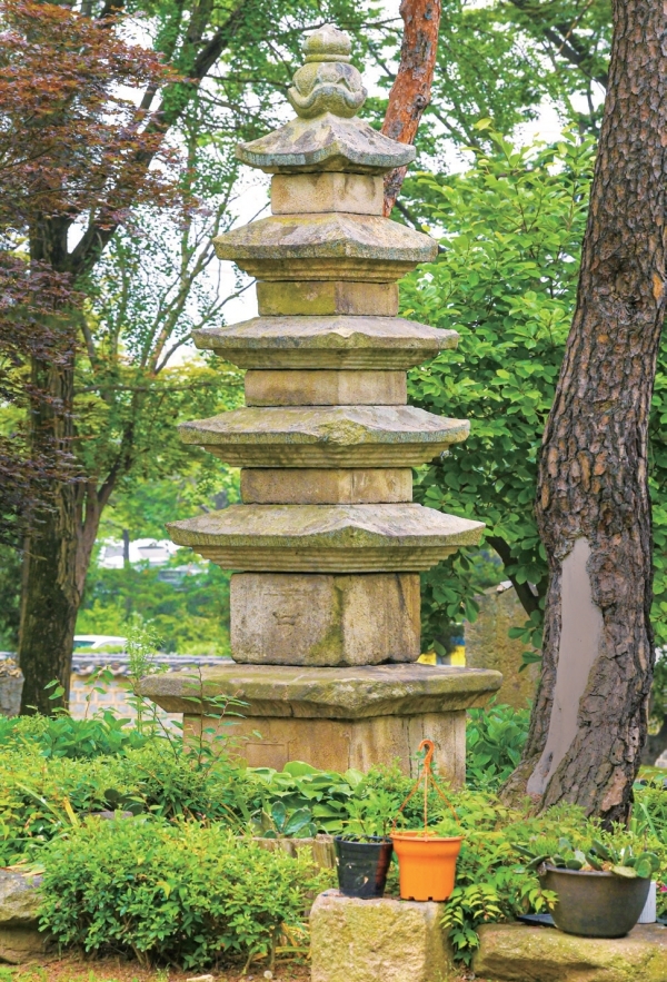 부처님의 진시 사리 2과를 사리병에 담아 안치한 ‘5층 석탑’