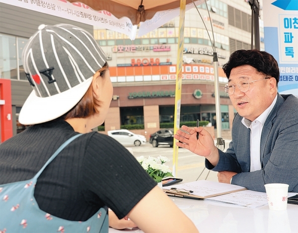 엄태준 이천시장이 ‘파라솔톡’, ‘이천시장 현답시장실’, ‘이천시장이 갑니다’ 프로그램을 통해시민들과 대화를 나누고 있다.이천시 제공