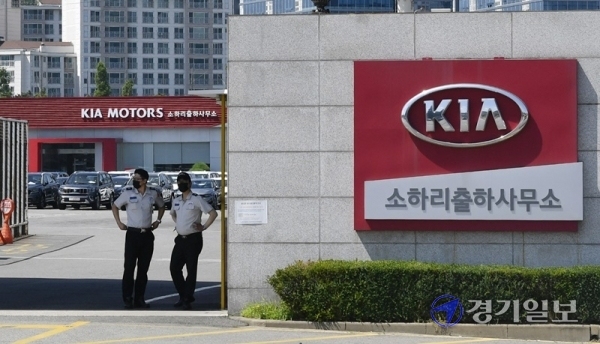 11일 2명의 코로나19 확진자가 발생한 기아자동차 광명 소하리공장 출입구에서 직원들이 방문객 출입을 통제하고 있다. 기아자동차 소하리공장은 이날 하루 제1·2공장 생산라인 가동을 전면 중단하고 휴무를 시행했다. 조주현기자