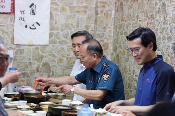 경기북부지방경찰청 이문수 청장이 의정부 제일시장에서 식사를 하고 있다. 경기북부지방경찰청