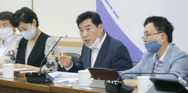 ▲ 지난 12일 열린 민선7기 2주년 주요성과 보고회에서 김상돈 의왕시장(왼쪽 두번째)이 설명을 듣고 있다. 의왕시 제공