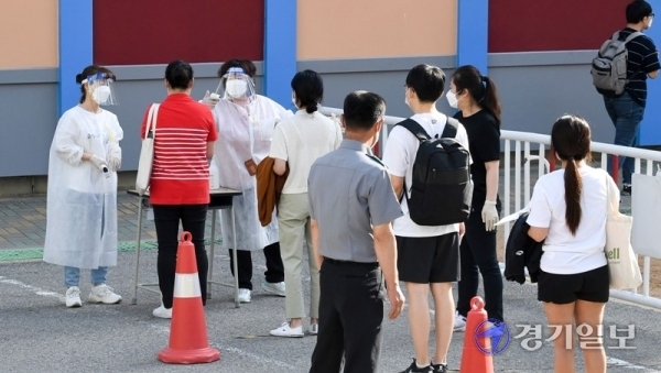 인천을 비롯한 전국에서 2020년 제1회 8·9급 지방직 공무원 공채 시험이 치러진 13일 오전 남동구 구월중학교 시험장에서 수험생들이 1차 발열검사와 함께 손 소독을 하고 있다.장용준기자
