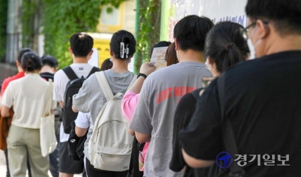 인천을 비롯한 전국에서 2020년 제1회 8·9급 지방직 공무원 공채 시험이 치러진 13일 오전 시험장인 남동구 구월중학교 교문 앞에서 입실시간을 기다리는 수험생들이 빼곡히 정리한 문제요점을 읽고 있다. 장용준기자